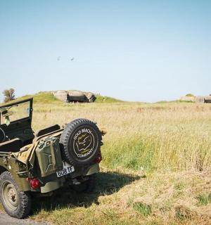 一辆绿色吉普车停在路边