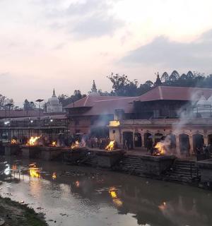 河边一栋着火的建筑