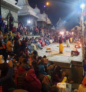 一大群人在街上观看表演