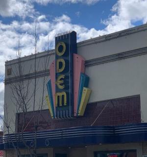 建筑物侧面的大型标志