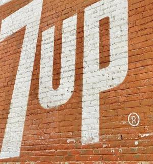 velký nápis na boku cihlové zdi