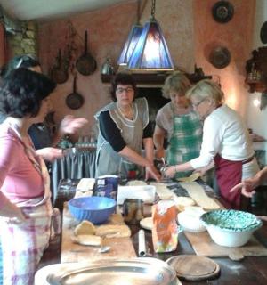 skupina žen stojících v kuchyni a připravujících jídlo