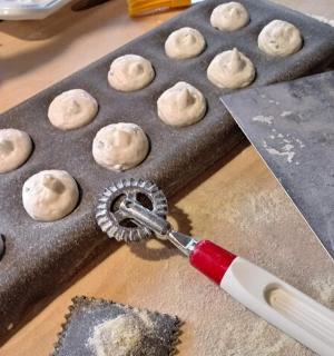 vykrajovátko na sušenky a kuličky těsta na plechu