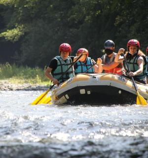 skupina lidí na voru v řece