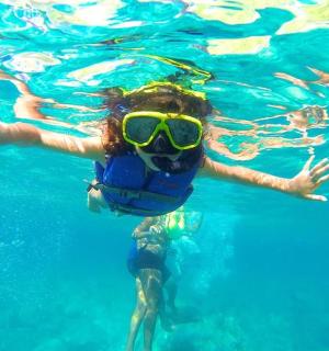 osoba pływająca w wodzie z maską na twarzy
