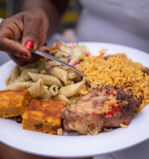 maður sem borðar disk af mat með hrísgrjónum og kjöti