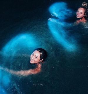 两名女子夜间在水中游泳