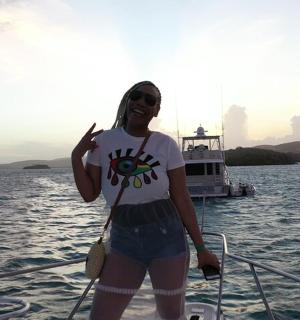 一名女子站在水中的船上