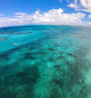 可以看到水中有船的海景