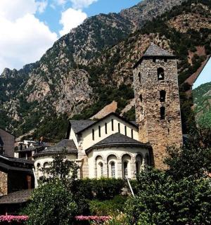 山前有一座钟楼的建筑