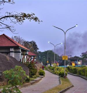 路边有建筑物的街道