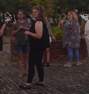 一群人站在公园里