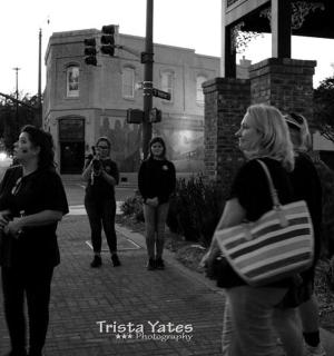 一群人站在街角