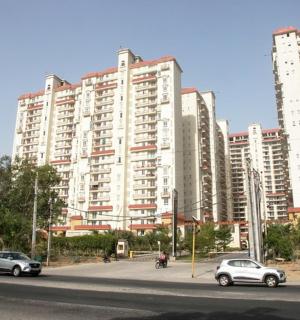 两辆汽车停在一栋大楼前