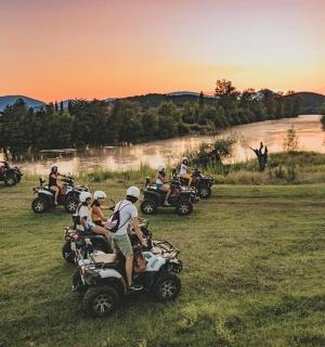 一群人骑着摩托车在田野里