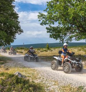 一群人骑着摩托车在土路上行驶