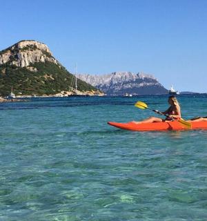 两个人在水中的皮划艇上