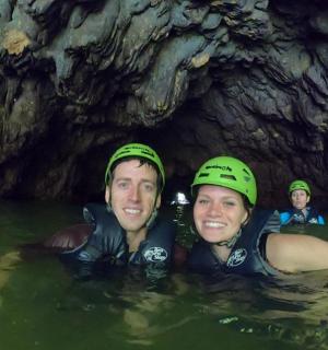 两个人在洞穴里的水中