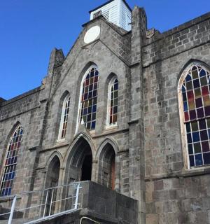 一座古老的石头教堂,上面有一座钟