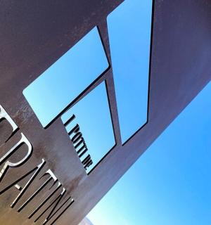 侧面有标志的建筑物