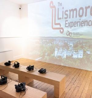 一个有舞台的房间,舞台上挂着大横幅