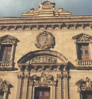 budova se zdobenou fasádou s hodinami