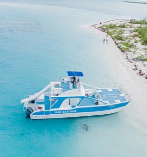 Modrá loď na vodě vedle pláže