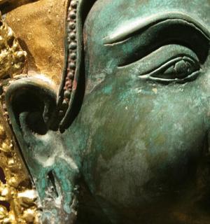 博物馆里的一尊铜像头像