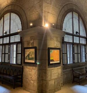 isang silid na may mga bangko sa isang gusaling may mga bintana