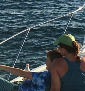 一男一女坐在船上