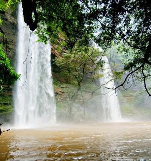 水体中间的瀑布