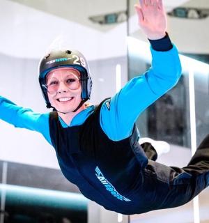 一名女子在木板上跳跃