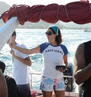 一名女子站在水中的船上