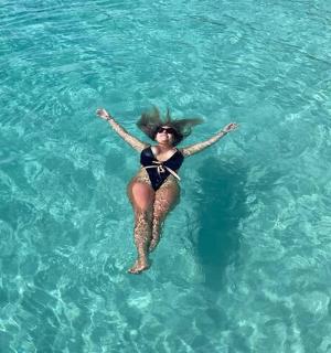 žena plave v čisté vodě