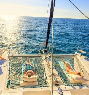 两个人在水中的船上