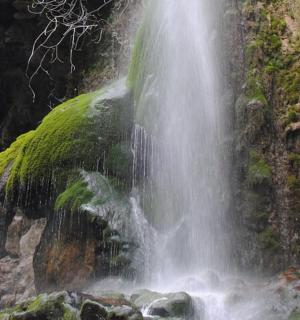 vodopád na úbočí skalnatého útesu