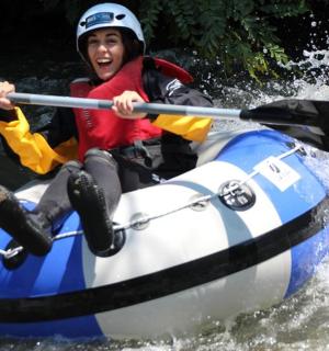 osoba v kajaku ve vodě