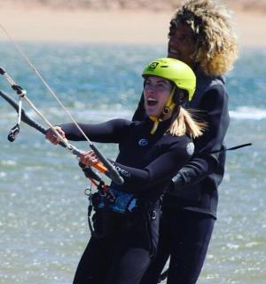 两个人站在海滩上的水中