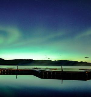 molo s loděmi na vodě v noci