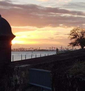 夕阳西下，水面上矗立着一栋建筑