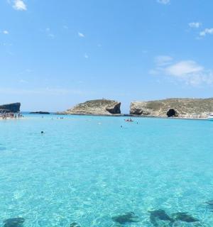 skupina lidí plave v modrém oceánu