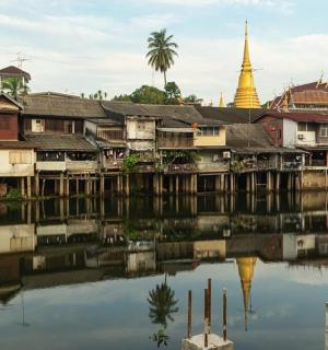 水域に隣接する建物群