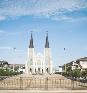通りに面した2つの尖塔を持つ大きな白い教会
