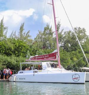 一群人在水上的帆船上