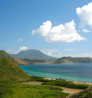 útsýni yfir hafið með fjöllum í bakgrunni