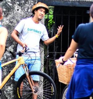 isang lalaking nakatayo sa tabi ng isang babaeng may bisikleta