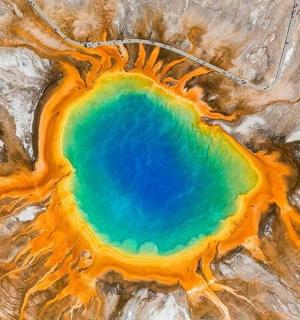 õhust vaade järvele kõrbes