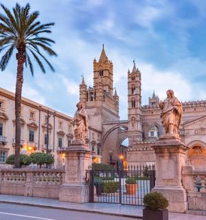 一座前面有棕榈树的建筑