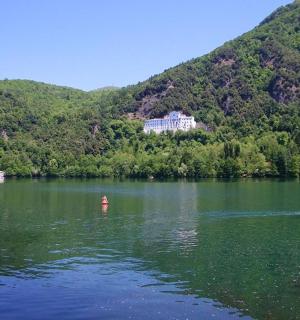 skupina lidí v lodi na jezeře