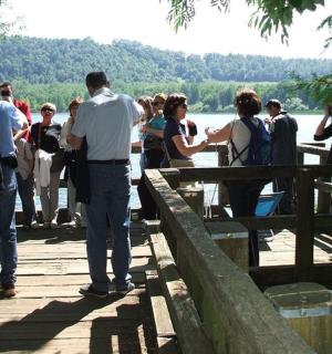 un gruppo di persone in piedi su un ponte di legno